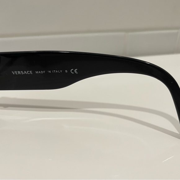 Vision of Luxury: Sleek Versace Glasses for Timeless Style - Picture 3 of 6